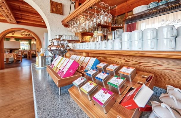 Frühstücksbuffet mit großer Teeauswahl