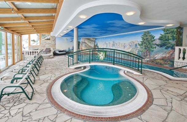 Hallenbad mit Panoramablick