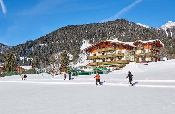 Die Langlaufloipe und Winterwanderwege führen direkt am Haus vorbei