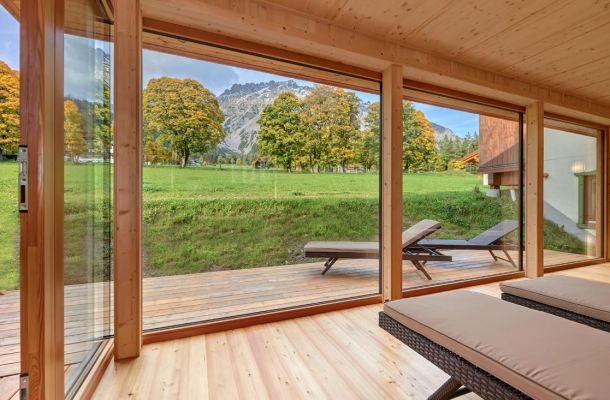 Traumhafter Ausblick auf das Sonnenplateau in Ramsau am Dachstein mit den imposanten Dachstein-Südwänden