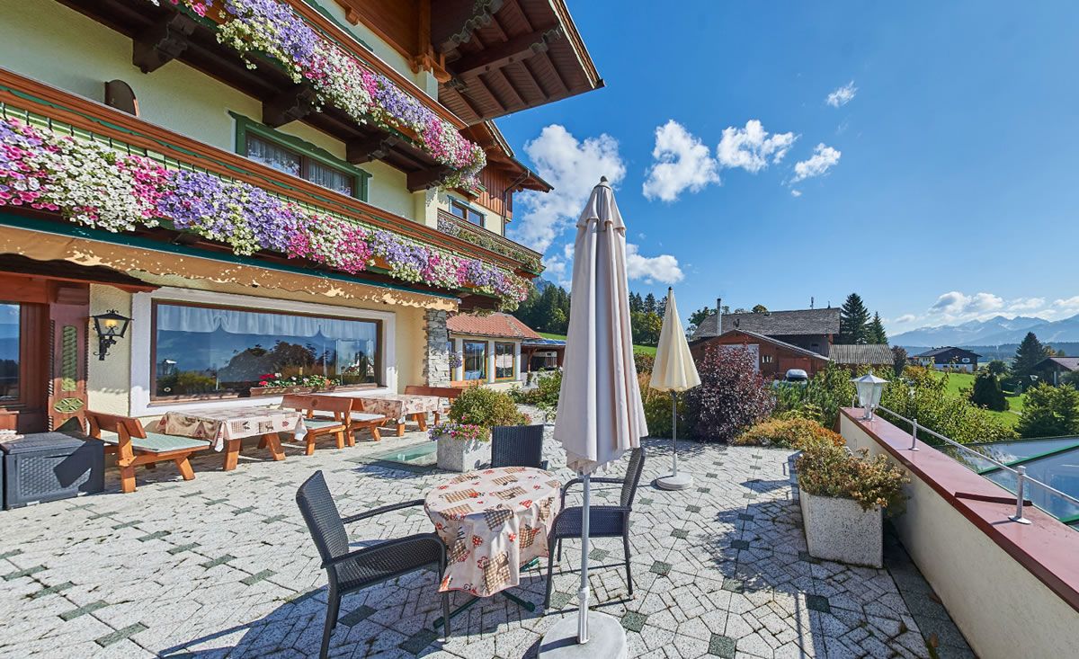 Hotel Pension Jagdhof in Ramsau - Sonnenterrasse mit herrlicher Aussicht