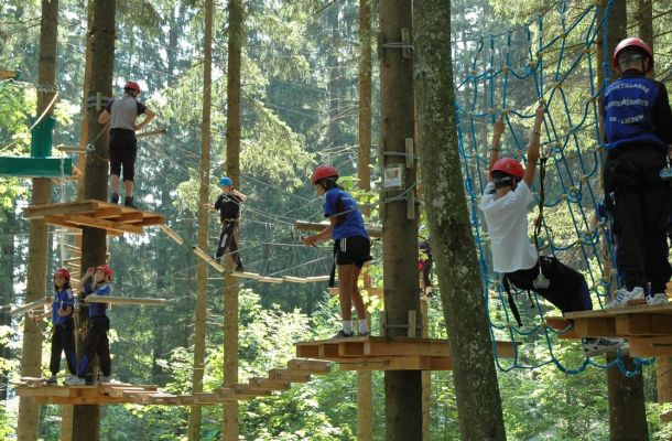 Spaß am Hochseilgarten für die ganze Familie