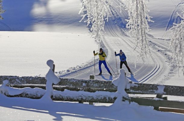 Langlaufen auf den bestens präparierten Loipen in Ramsau - Einstieg in die Loipen direkt neben dem Hotel